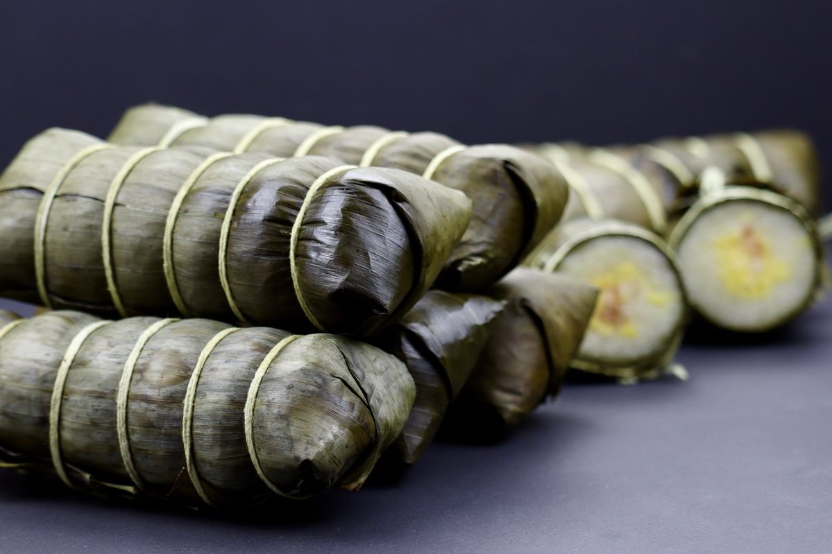 Ansom Chrouk: Lemper Raksasa Khas Kamboja Isi Daging Lumer!